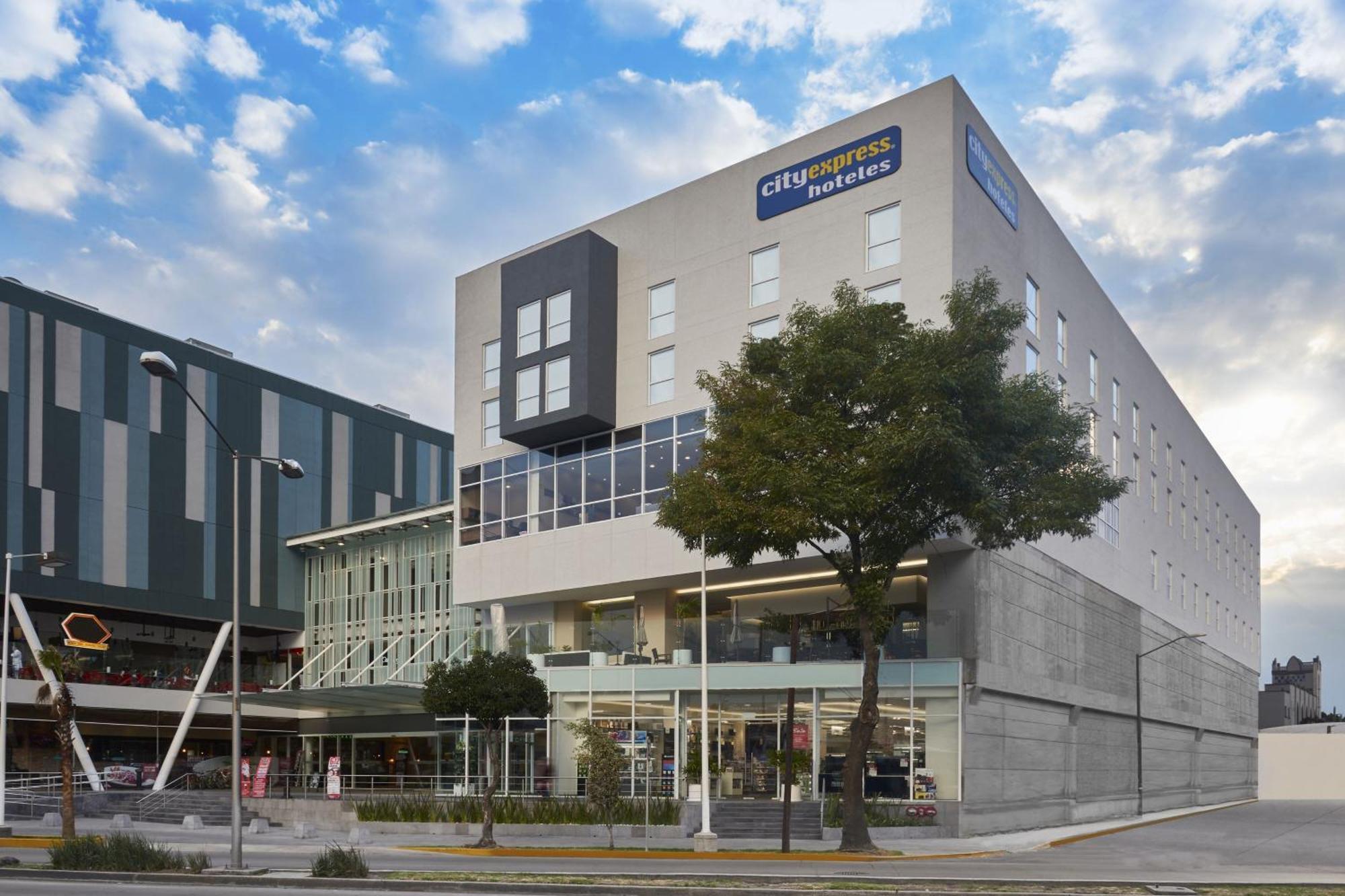 Hotel Express By Marriott La Raza